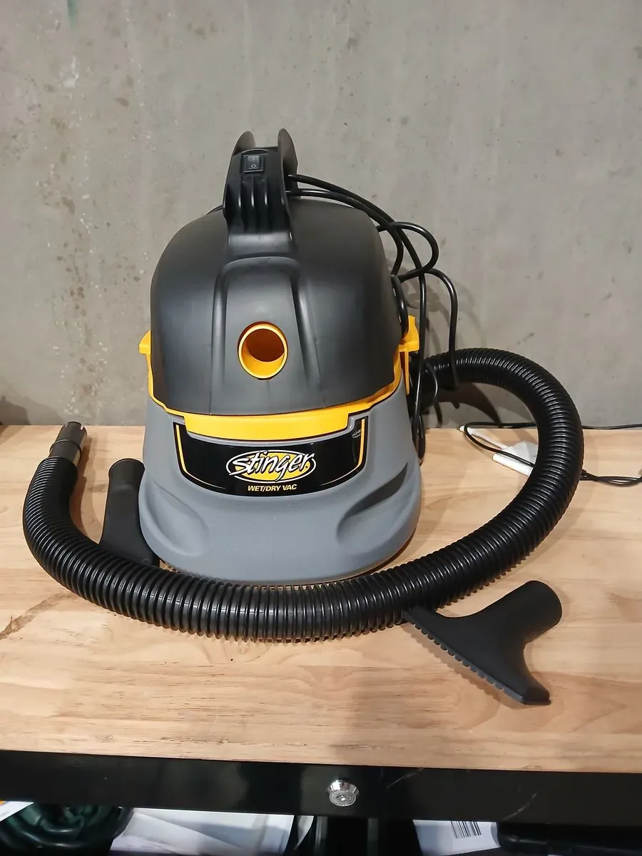 Stinger Compact Wet/Dry Vac - image 1