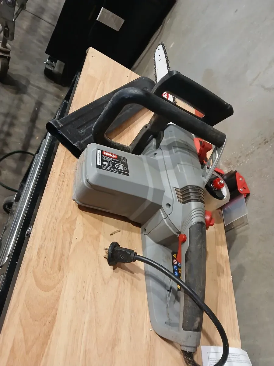***It's dirty and used.***Oregon CS1500 Self-Sharpening 15 Amp Corded Electric Chainsaw, 18 in. Bar, Equipped with PowerSharp Saw Chain - image 2