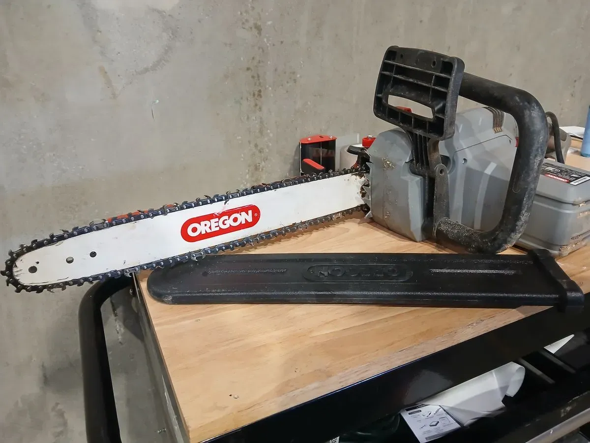 ***It's dirty and used.***Oregon CS1500 Self-Sharpening 15 Amp Corded Electric Chainsaw, 18 in. Bar, Equipped with PowerSharp Saw Chain - image 3