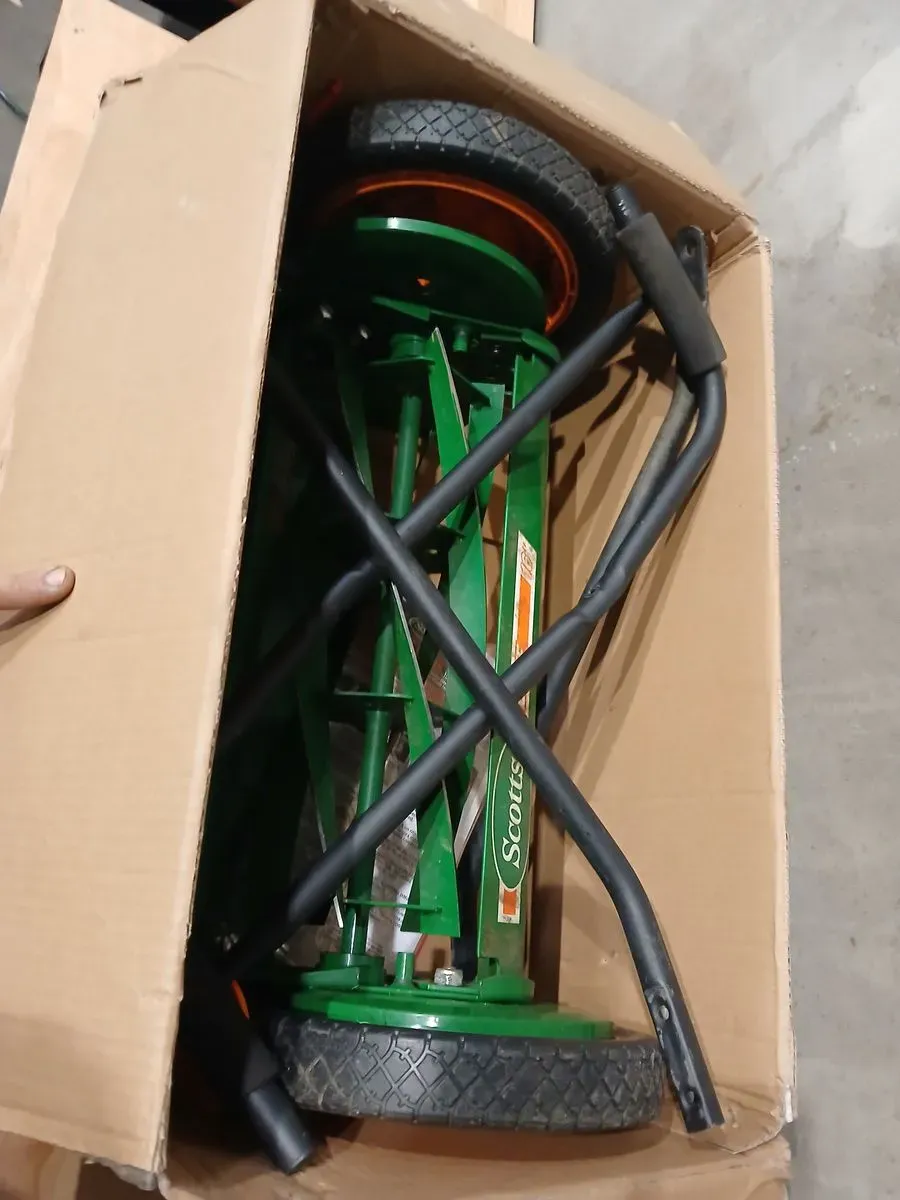 ***it is used and dirty**Scotts Scott's 16 in. Manual Walk Behind Push Reel Lawn Mower - image 2