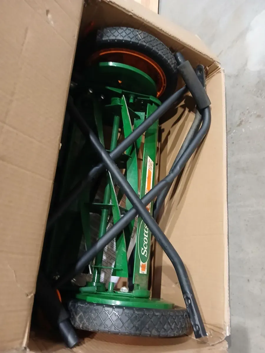 ***it is used and dirty**Scotts Scott's 16 in. Manual Walk Behind Push Reel Lawn Mower - image 3