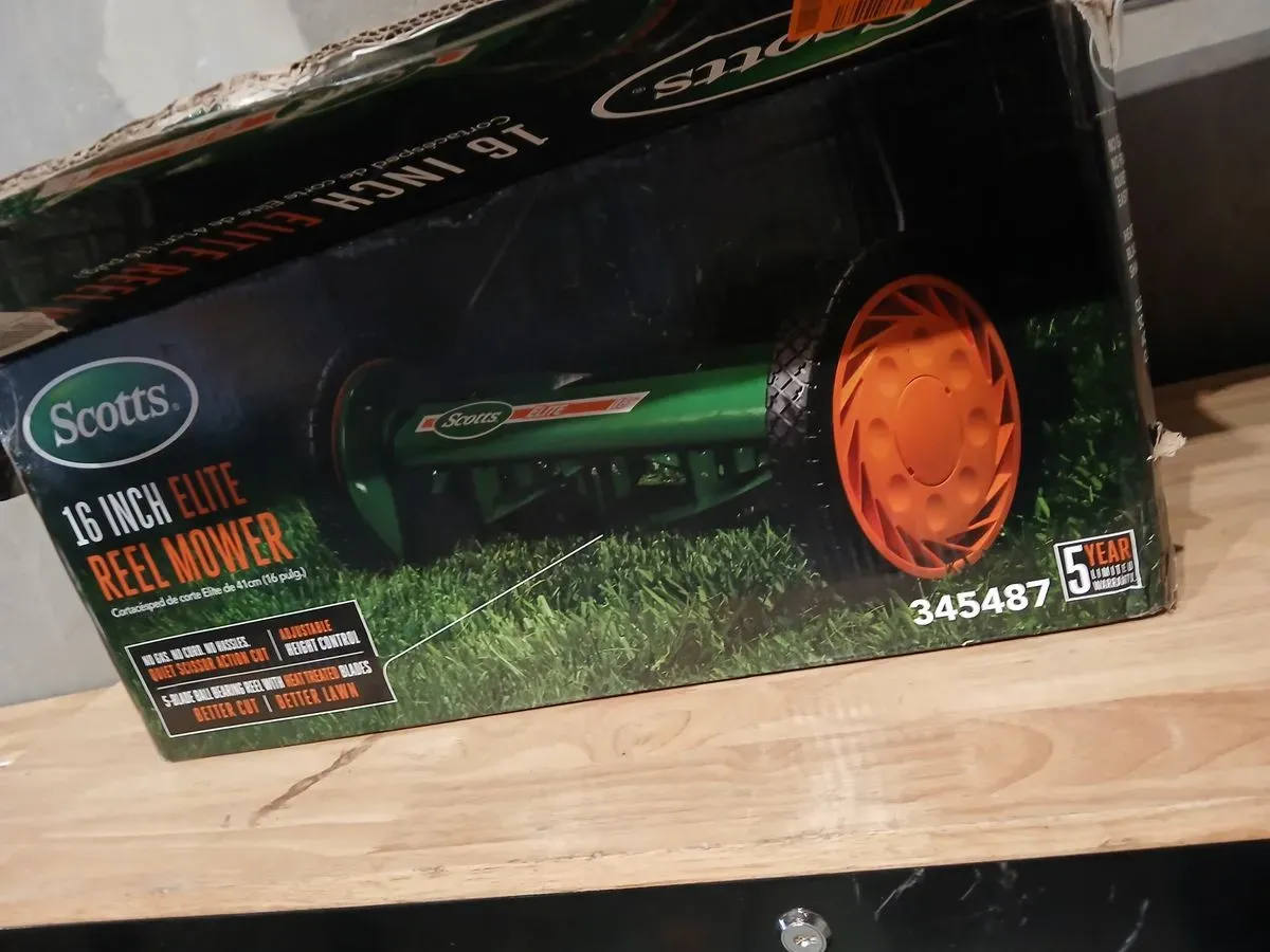 ***it is used and dirty**Scotts Scott's 16 in. Manual Walk Behind Push Reel Lawn Mower - image 4