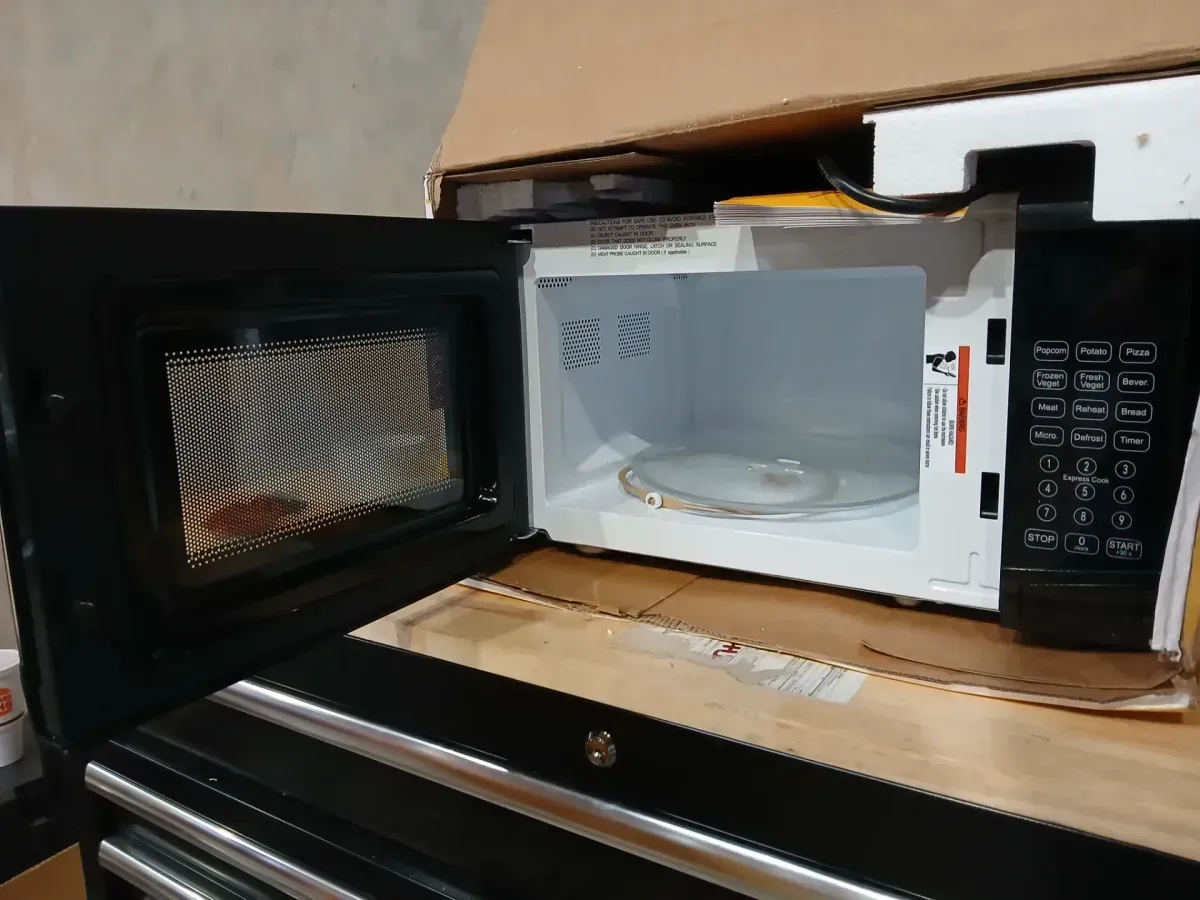 Continental Electric [0.7 Cubic Feet Countertop Microwave in Black Glass Plate Included] - image 4