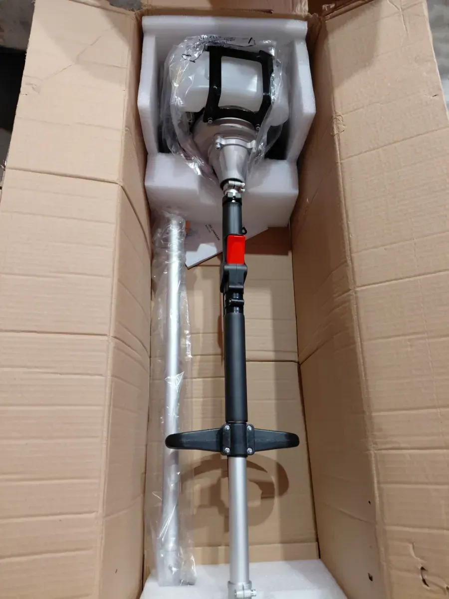 Gas-Powered Extendable Pole Saw with Adjustable Cutting Head - image 3