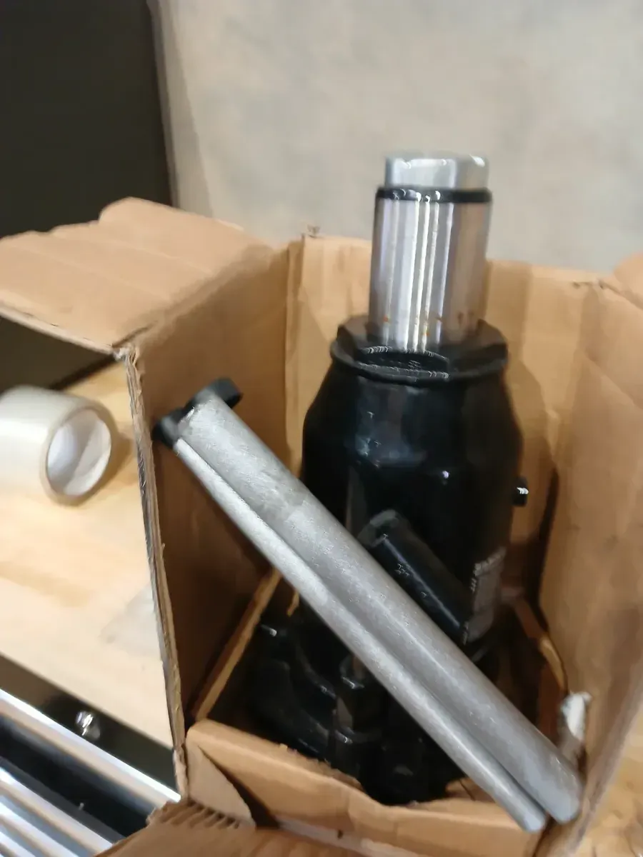 Husky 20-Ton Hydraulic Bottle Car Jack - image 3