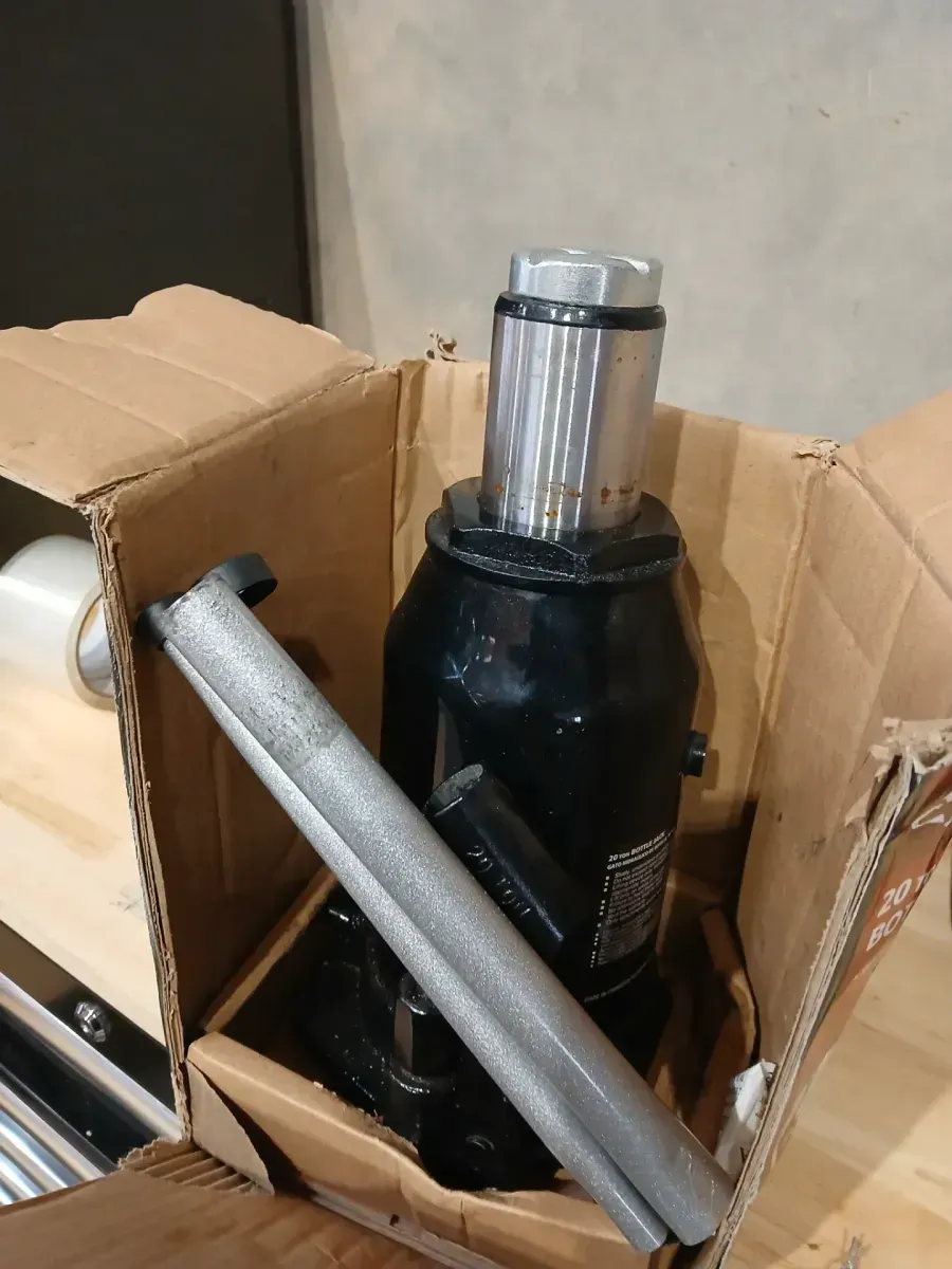 Husky 20-Ton Hydraulic Bottle Car Jack - image 4