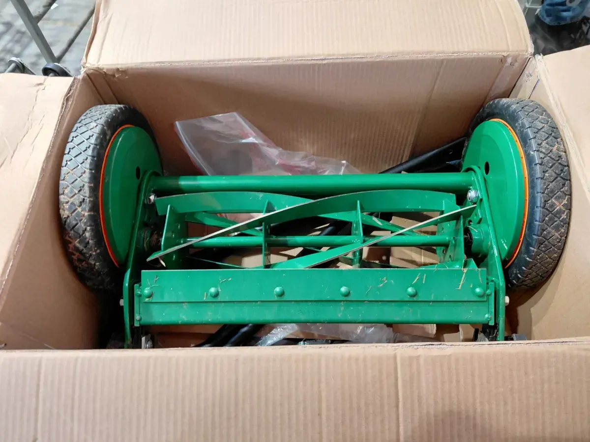 ***it is used and dirty**Scotts Scott's 16 in. Manual Walk Behind Push Reel Lawn Mower - image 2