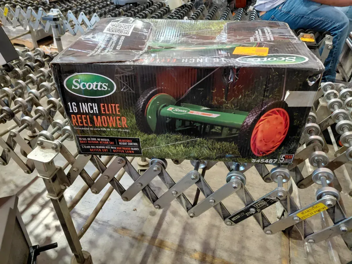 ***it is used and dirty**Scotts Scott's 16 in. Manual Walk Behind Push Reel Lawn Mower - image 3