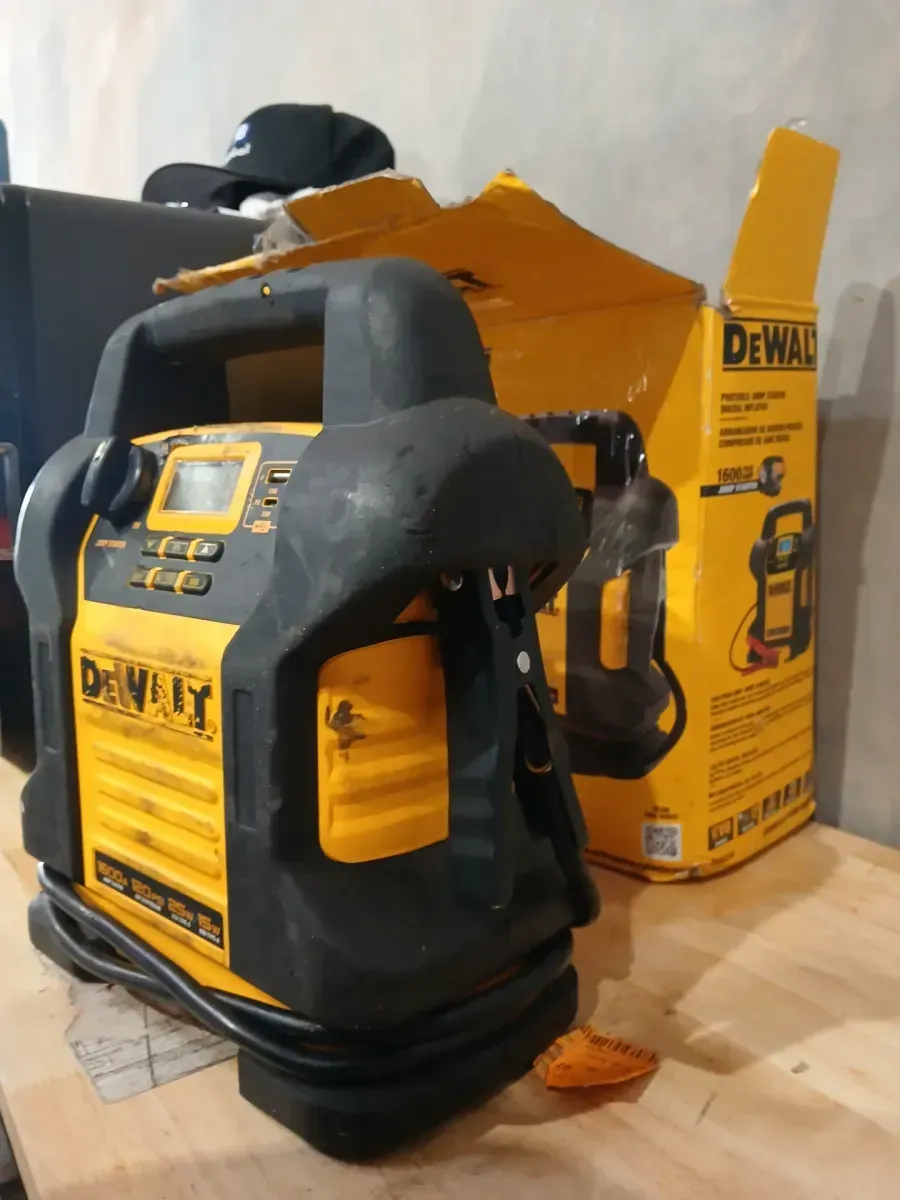 DEWALT 1600 Peak Amp Jump Starter with Digital Compressor and USB Power Bank - image 5