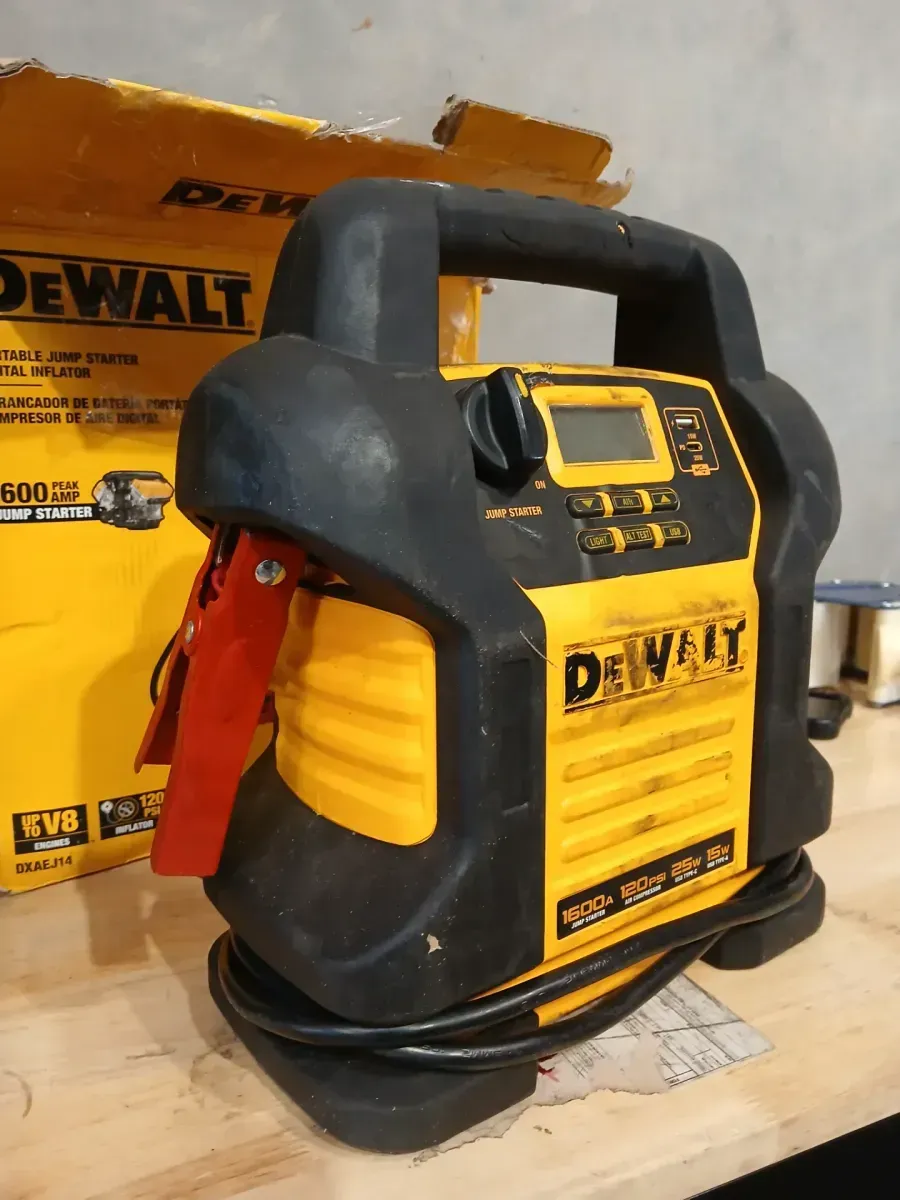 DEWALT 1600 Peak Amp Jump Starter with Digital Compressor and USB Power Bank - image 4