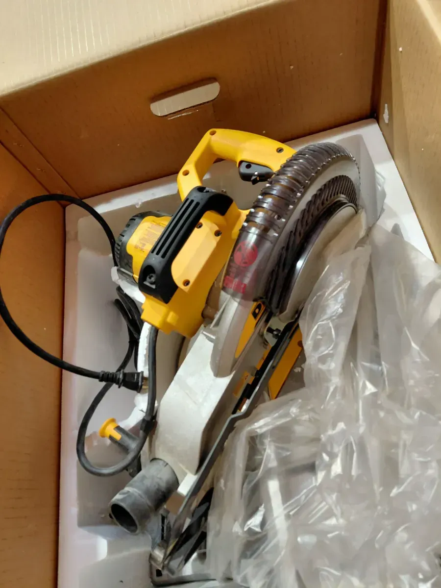 DEWALT 15 Amp Corded 10 in. Compound Single Bevel Miter Saw - image 3