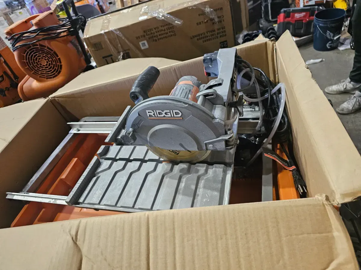 RIDGID 9-Amp 7 in. Blade Corded Wet Tile Saw with Stand - image 3