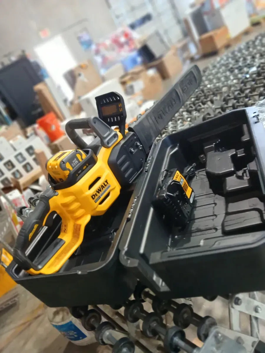 DEWALT FLEXVOLT 60V MAX 20 in. Brushless Electric Cordless Chainsaw Kit and Carry Case with (1) FLEXVOLT 5 Ah Battery & Charger - image 3