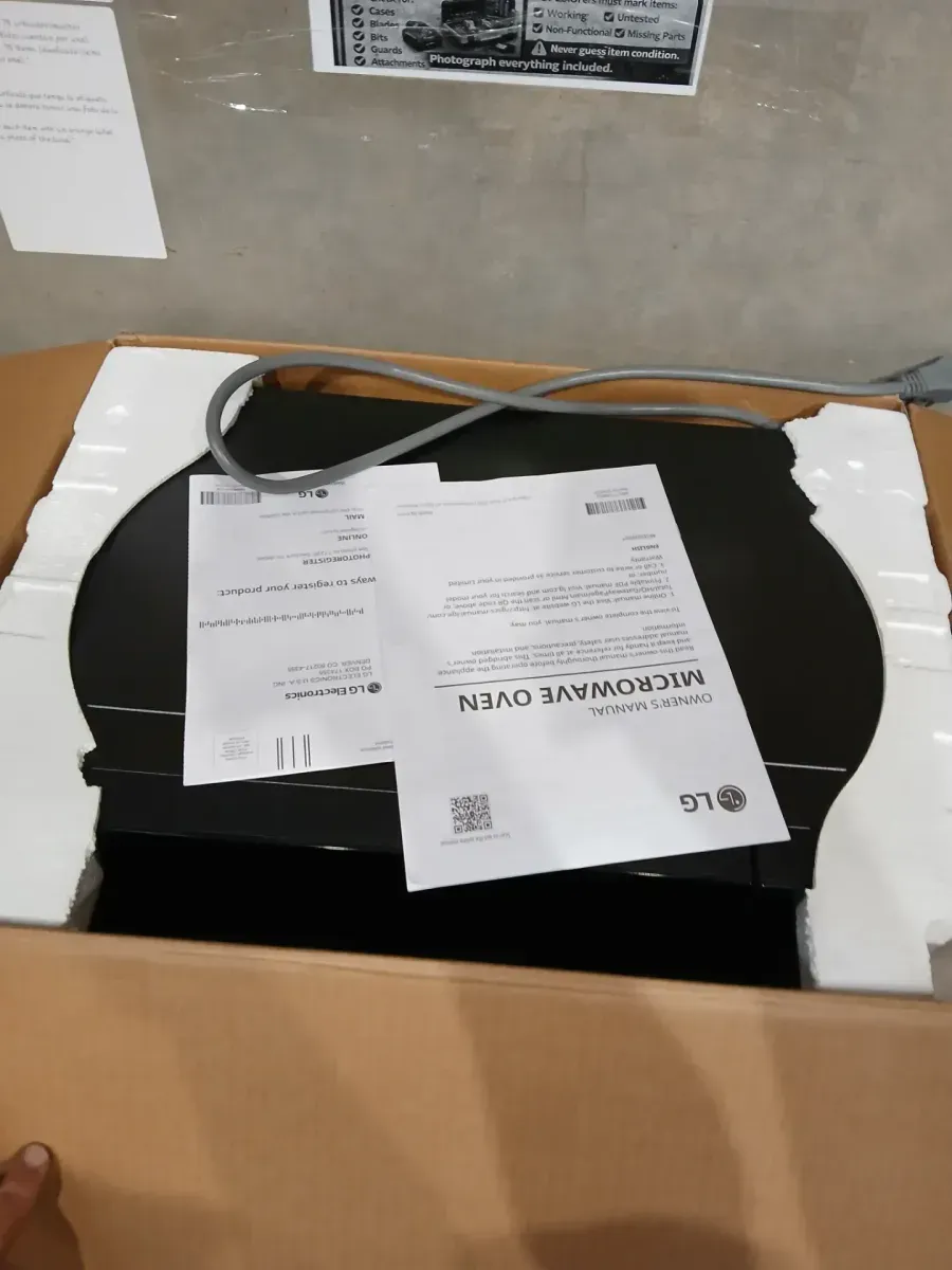 LG Smart Inverter 0.9 Cu. Ft. / 1000W Compact Microwave Oven - image 2