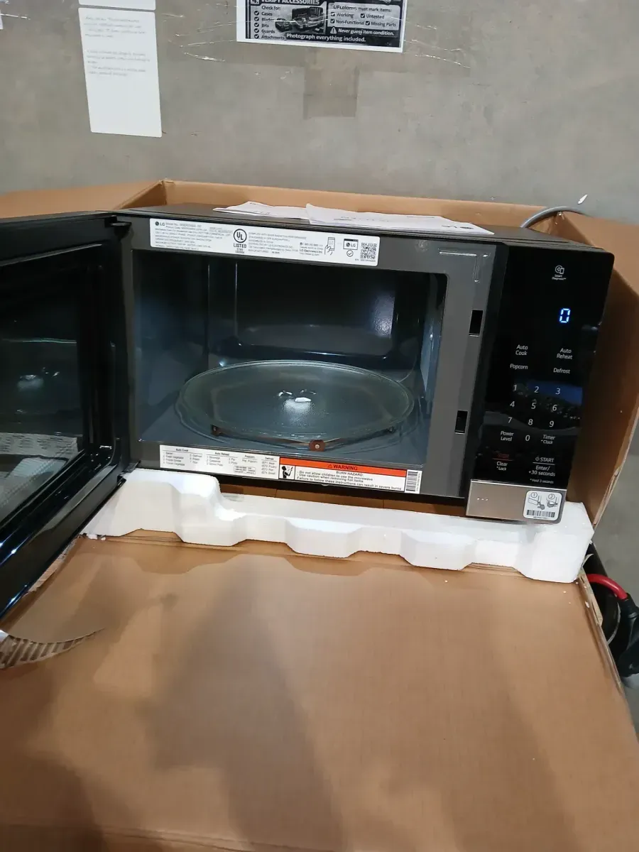 LG Smart Inverter 0.9 Cu. Ft. / 1000W Compact Microwave Oven - image 4