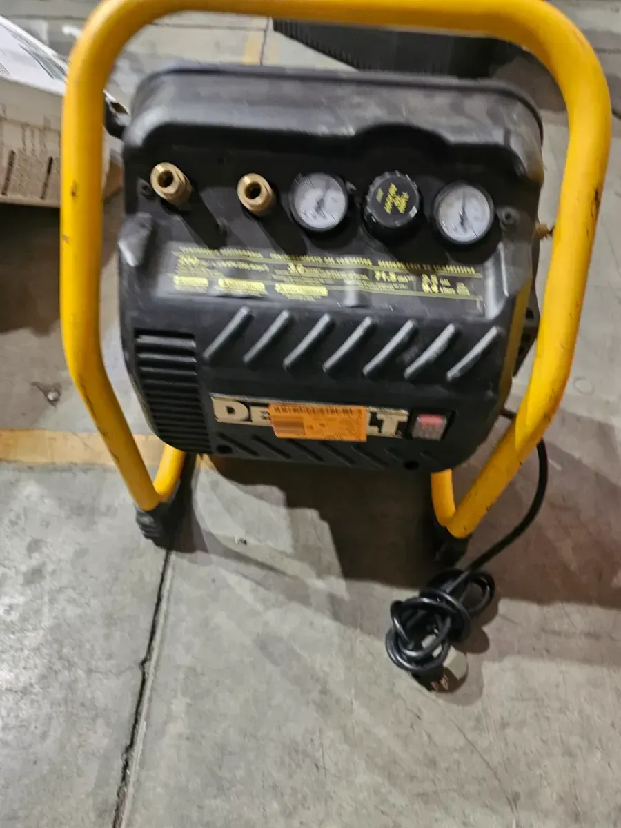 DeWalt 2.5 Gallon 200 PSI Quiet Trim Air Compressor - image 2