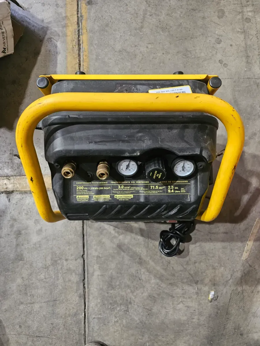 DEWALT 2.5-Gallon Portable Wet/Dry Vacuum - image 3