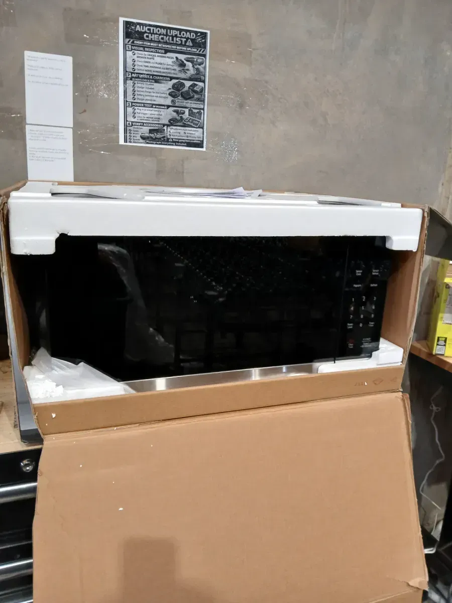 LG NeoChef 2.0 cu. ft. 1200-Watt Countertop Microwave in Stainless Steel with Smart Inverter - image 3