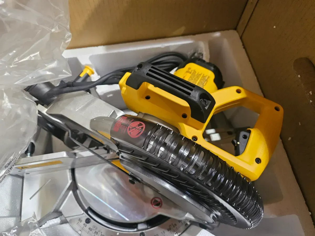 DEWALT 15 Amp Corded 10 in. Compound Single Bevel Miter Saw - image 3