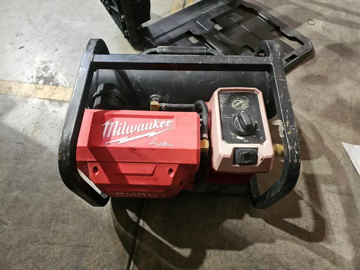 Portable Hot Dog Air Compressor - image 3