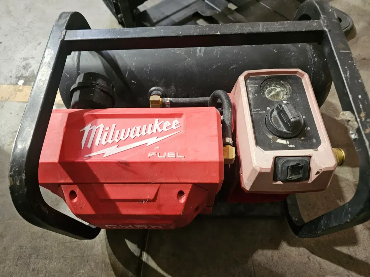 Portable Hot Dog Air Compressor - image 2