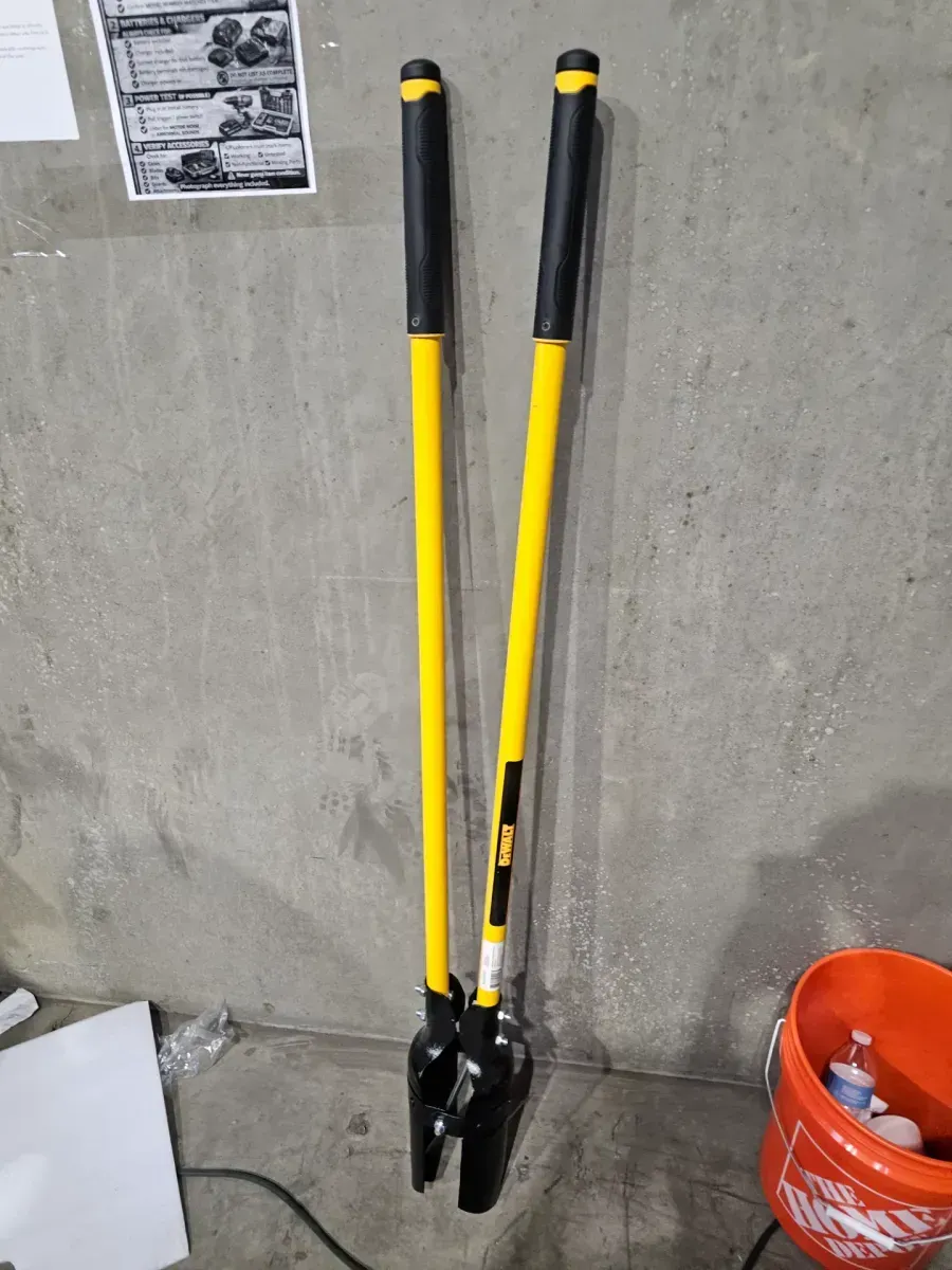 DEWALT 46 in. Fiberglass Handle Post Hole Digger - image 4