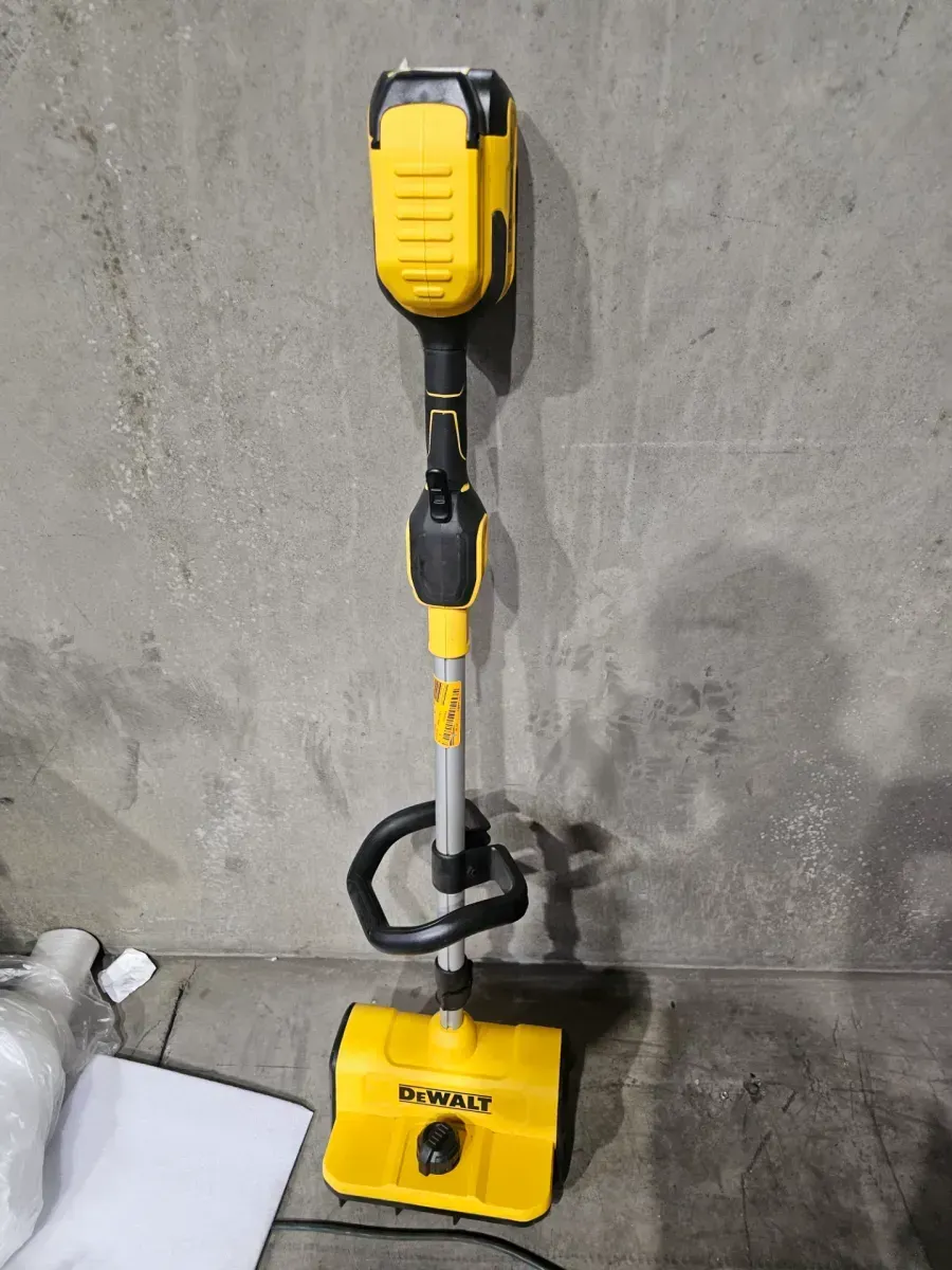 DeWalt 20V MAX Cordless String Trimmer - image 3