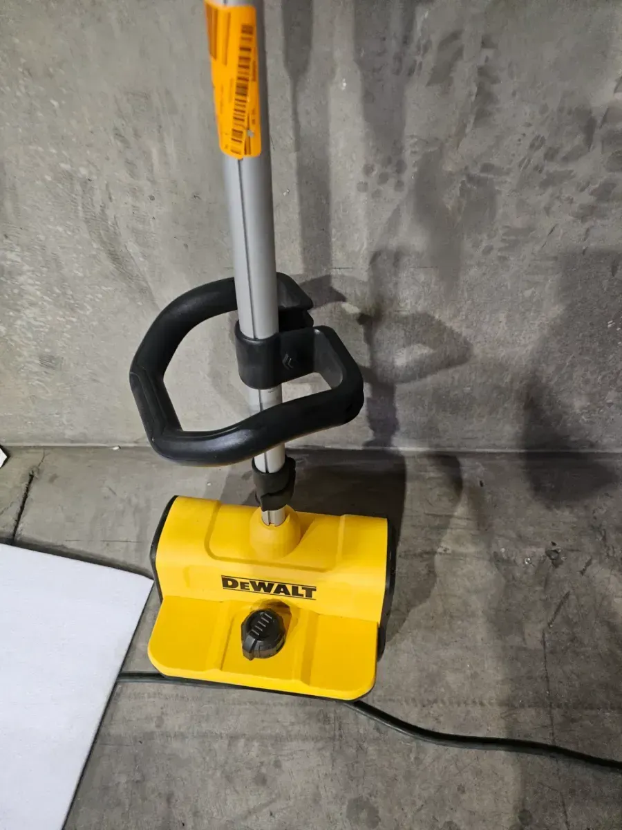 DeWalt 20V MAX Cordless String Trimmer - image 2