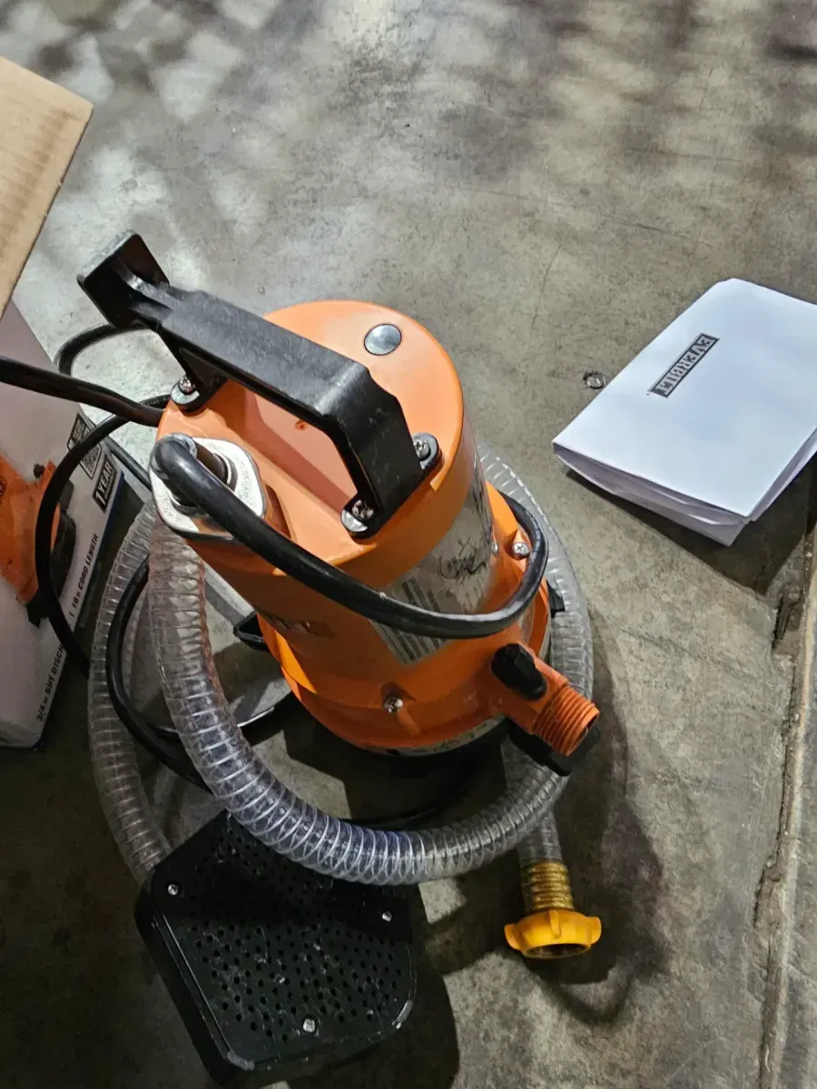 Everbilt 1/6 HP Plastic Submersible Utility Pump - image 1