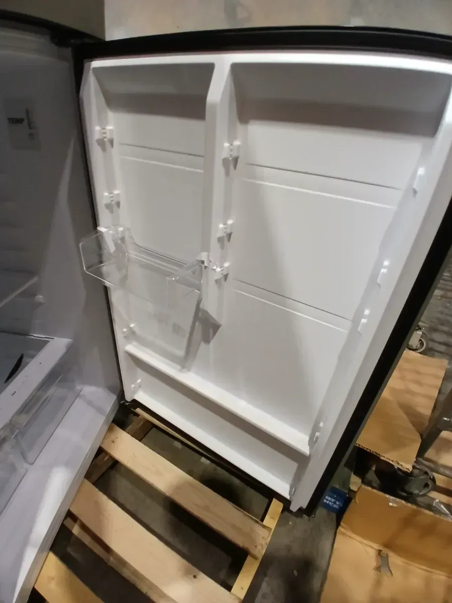 CONSERVATOR 30 in. 18.1 cu. ft. Top Freezer Refrigerator, Energy Star, Frost Free, Adjustable Shelves, Reversible Door, Stainless - image 8