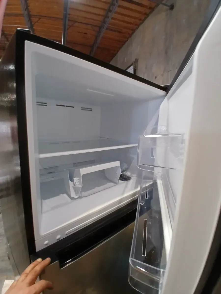 CONSERVATOR 30 in. 18.1 cu. ft. Top Freezer Refrigerator, Energy Star, Frost Free, Adjustable Shelves, Reversible Door, Stainless - image 6