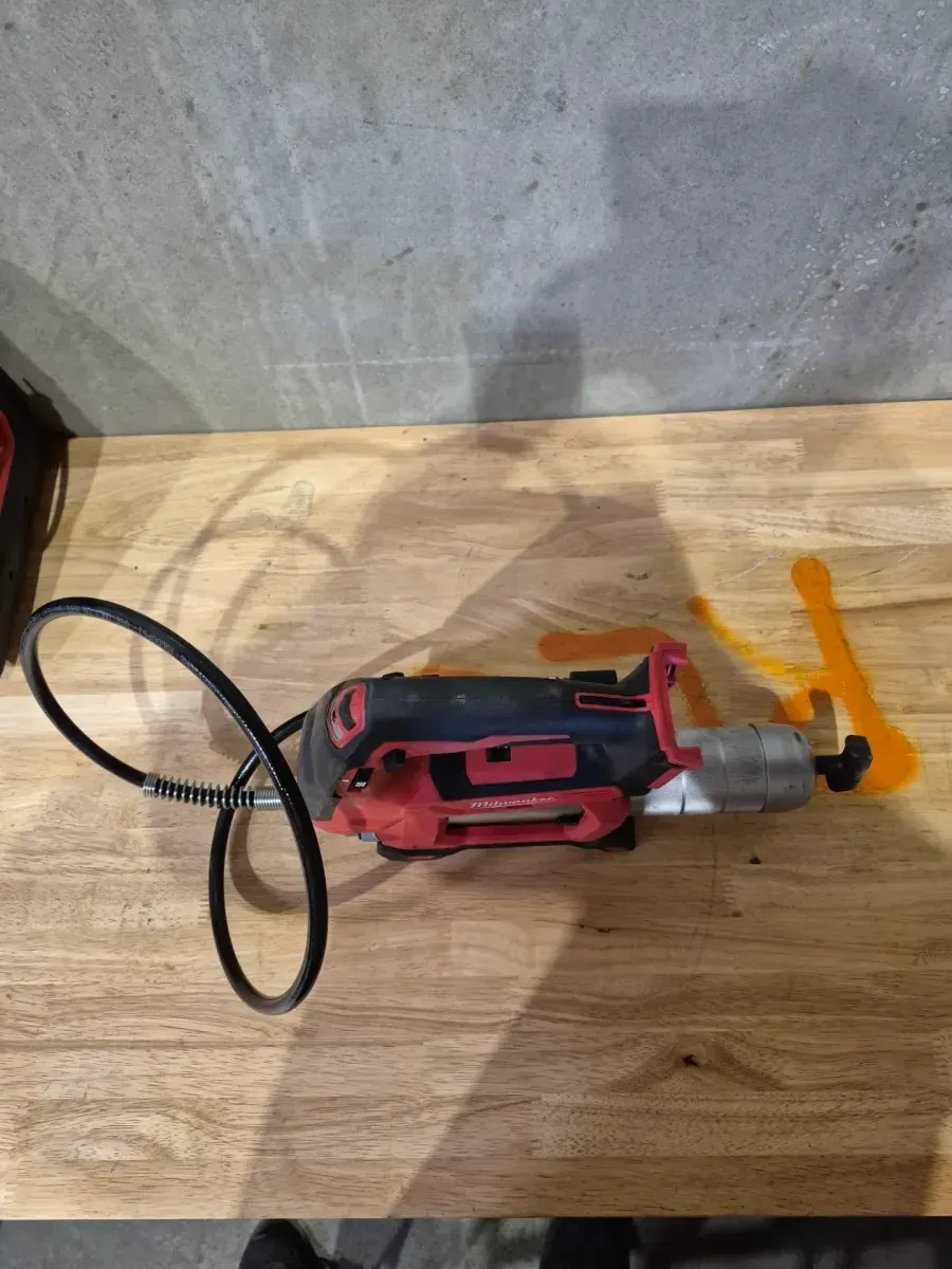 Milwaukee M18 18-Volt Lithium-Ion Cordless 2-Speed Grease Gun - image 3