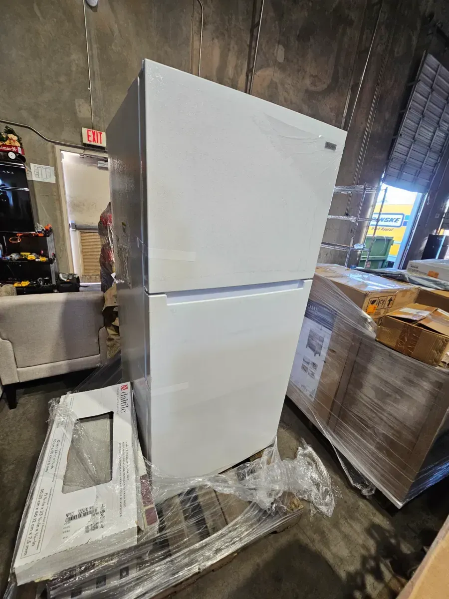 Vissani 18.1 cu. ft. Top Freezer Refrigerator with Adjustable Glass Shelving in White, Garage Ready - image 5