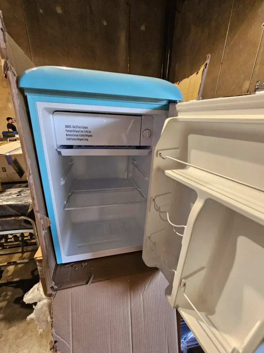 Vissani 18 in. 2.5 cu. ft. Retro Single Door Refrigerator, Bebop Blue, Energy Star - image 6