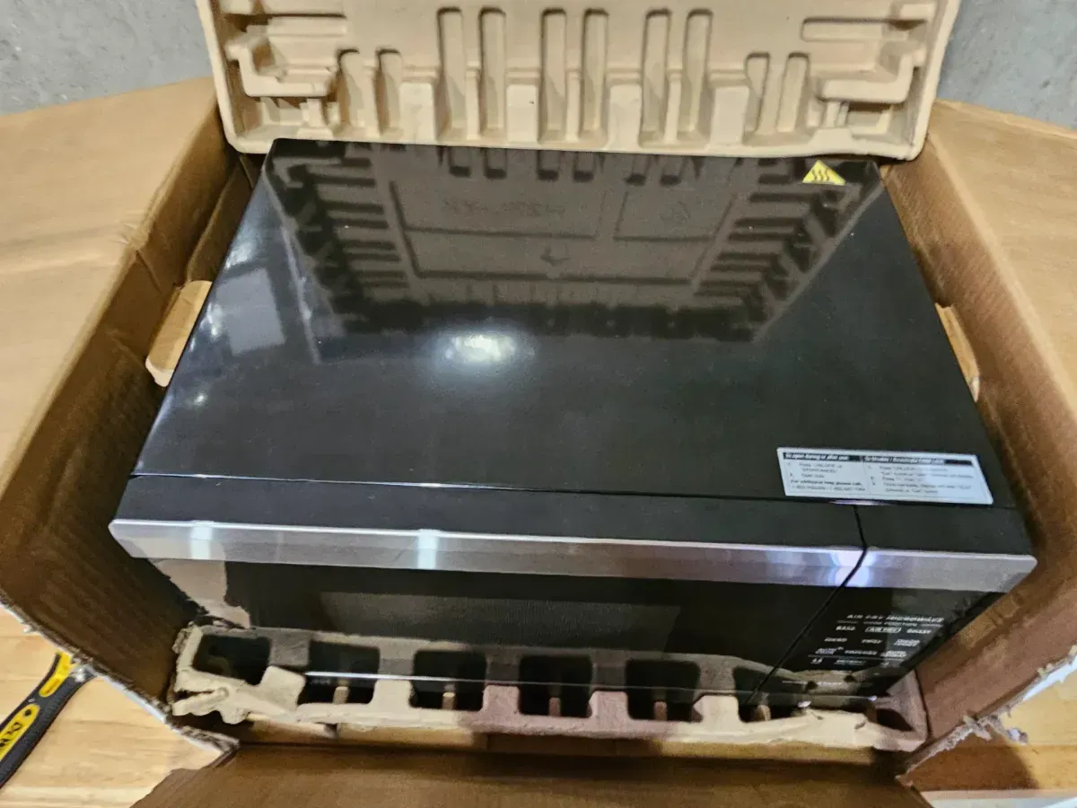 19 in. 0.9 cu. ft. 900-Watt Countertop Microwave Oven in Stainless Steel with Convection and Air Fry - image 3