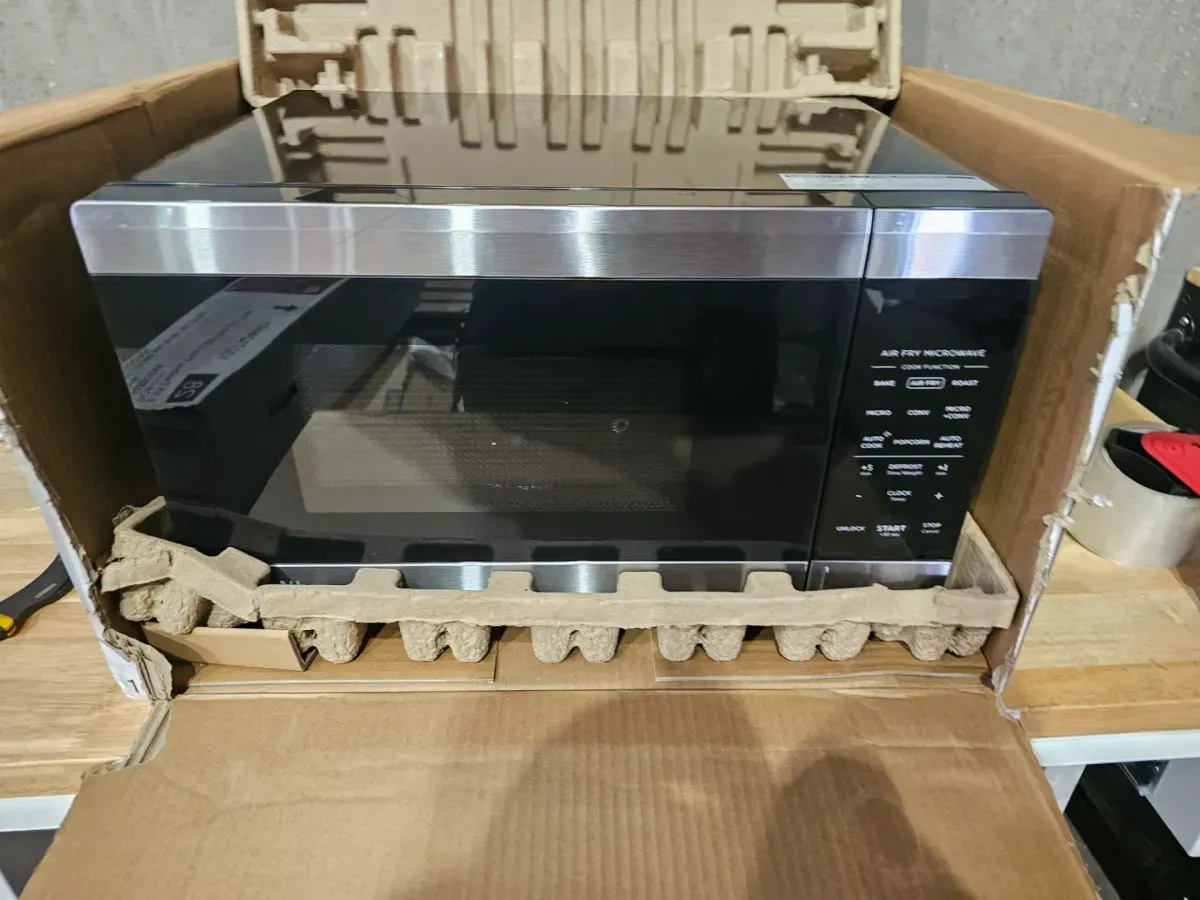 19 in. 0.9 cu. ft. 900-Watt Countertop Microwave Oven in Stainless Steel with Convection and Air Fry - image 4