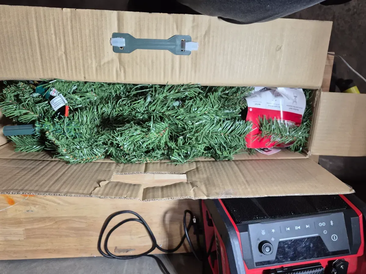 4.5 ft. Pre-Lit Washington Fir Artificial Christmas Tree with 600 Clear Lights - image 4