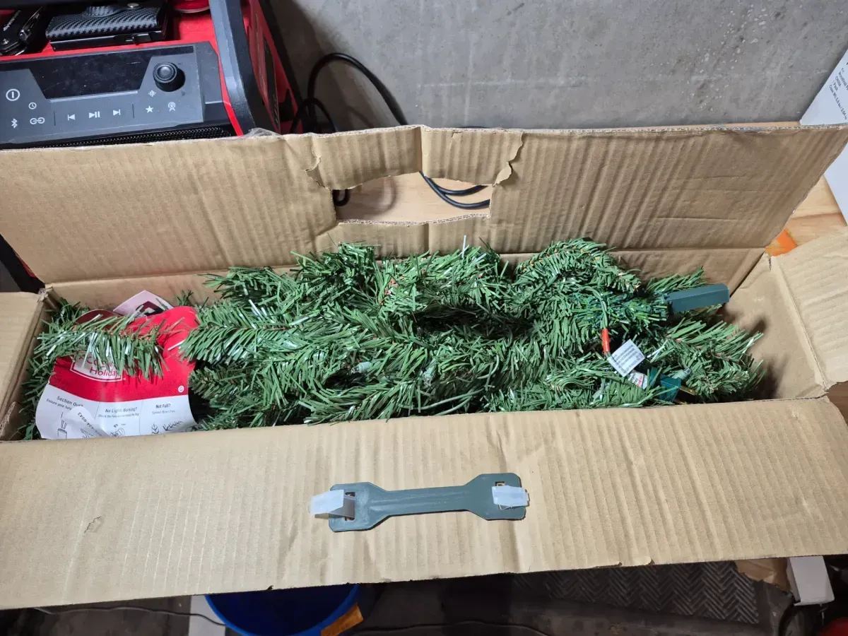 4.5 ft. Pre-Lit Washington Fir Artificial Christmas Tree with 600 Clear Lights - image 3