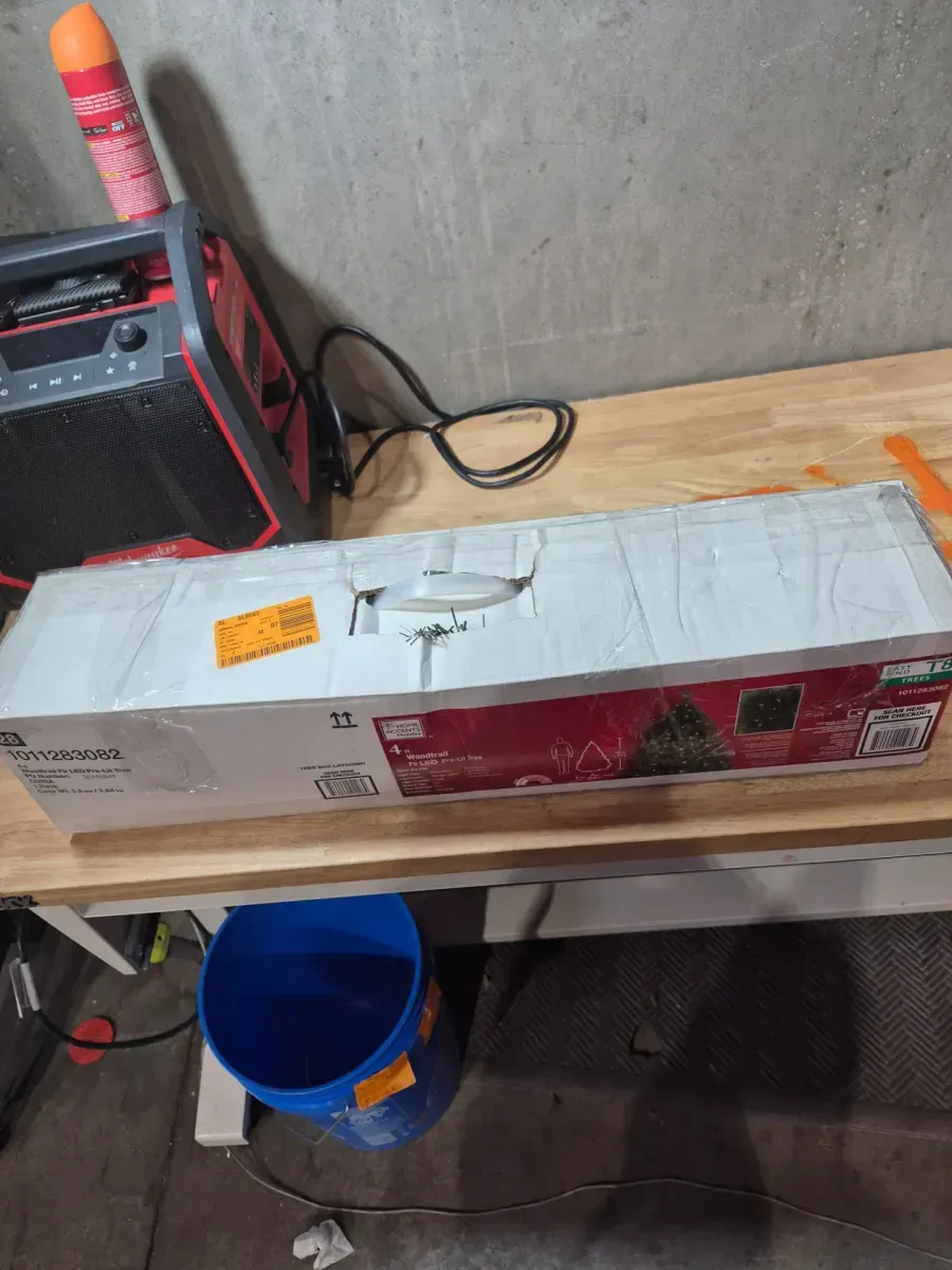 4.5 ft. Pre-Lit Washington Fir Artificial Christmas Tree with 600 Clear Lights - image 5