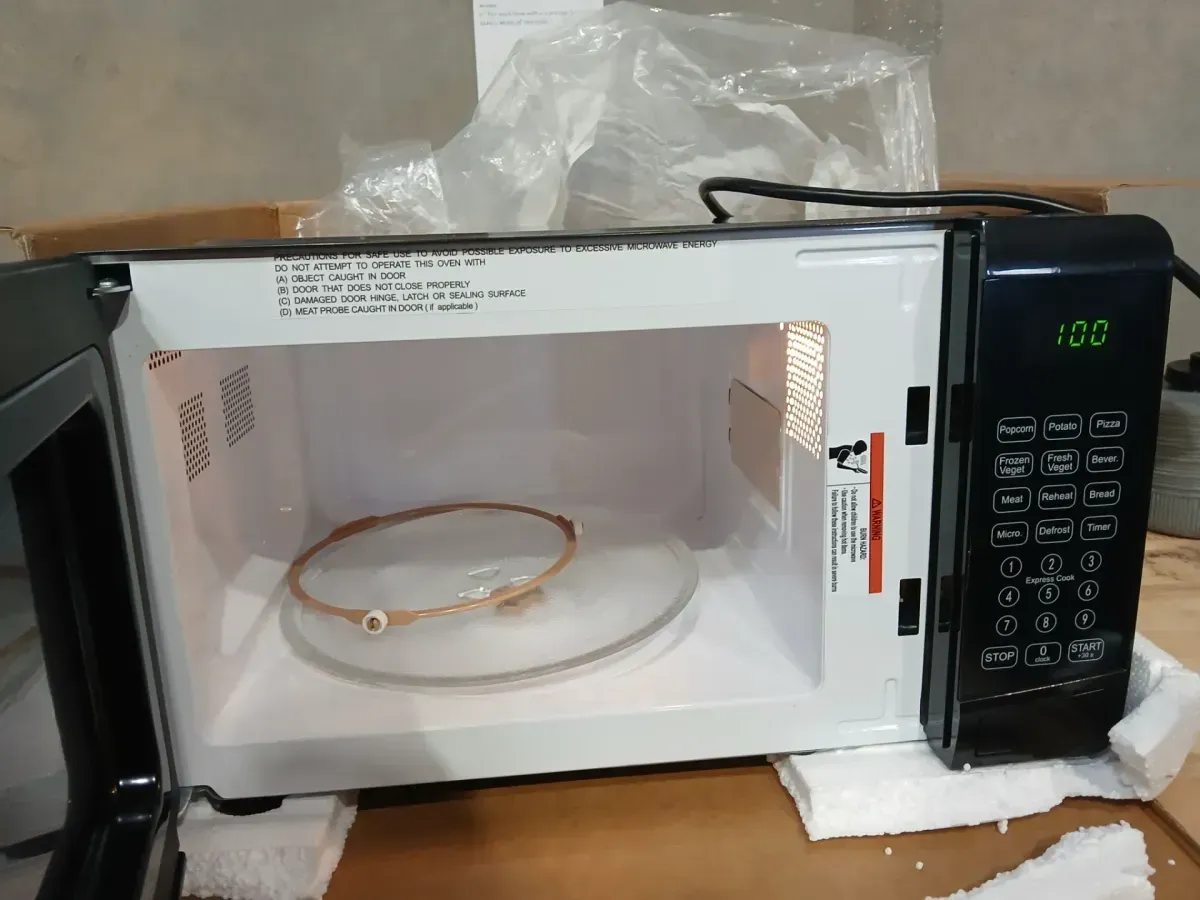 Continental Electric [0.7 Cubic Feet Countertop Microwave in Black Glass Plate Included] - image 7