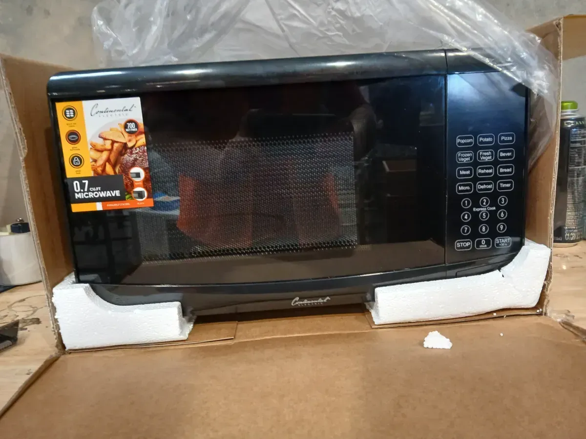 Continental Electric [0.7 Cubic Feet Countertop Microwave in Black Glass Plate Included] - image 4
