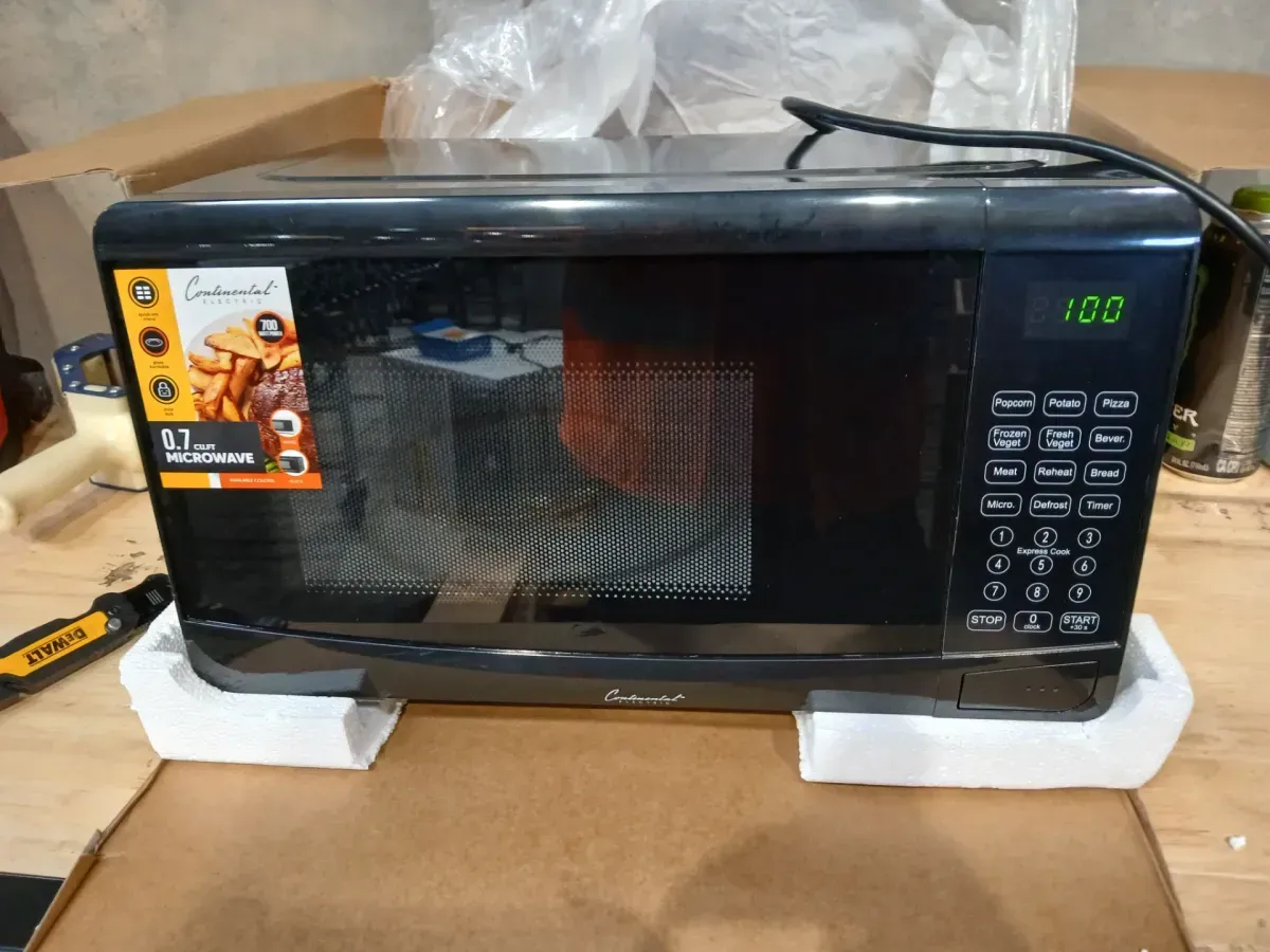 Continental Electric [0.7 Cubic Feet Countertop Microwave in Black Glass Plate Included] - image 5