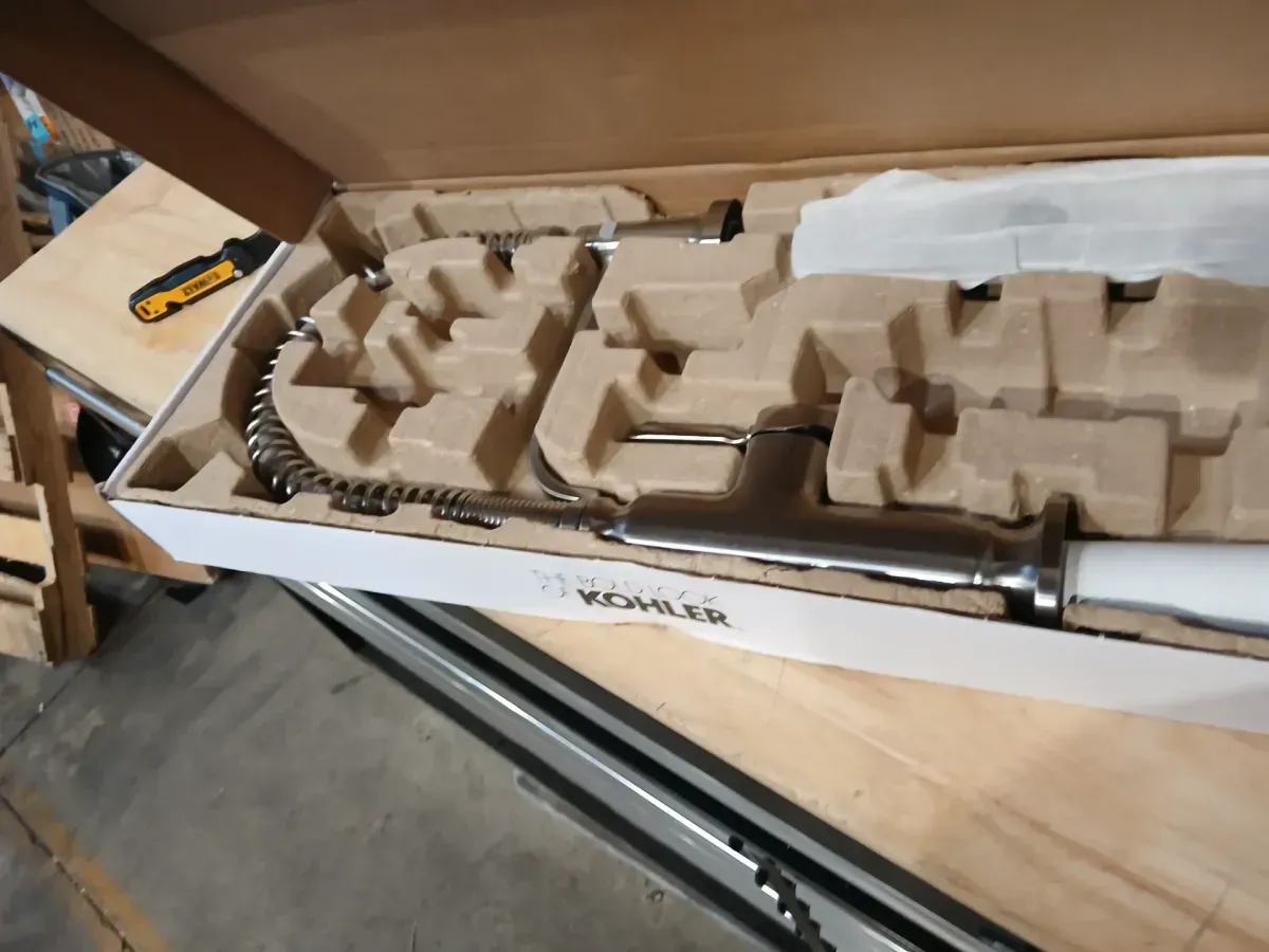 Sous Pro-Style Single Handle Pull Down Sprayer Kitchen Faucet in Vibrant Stainless Steel - image 4