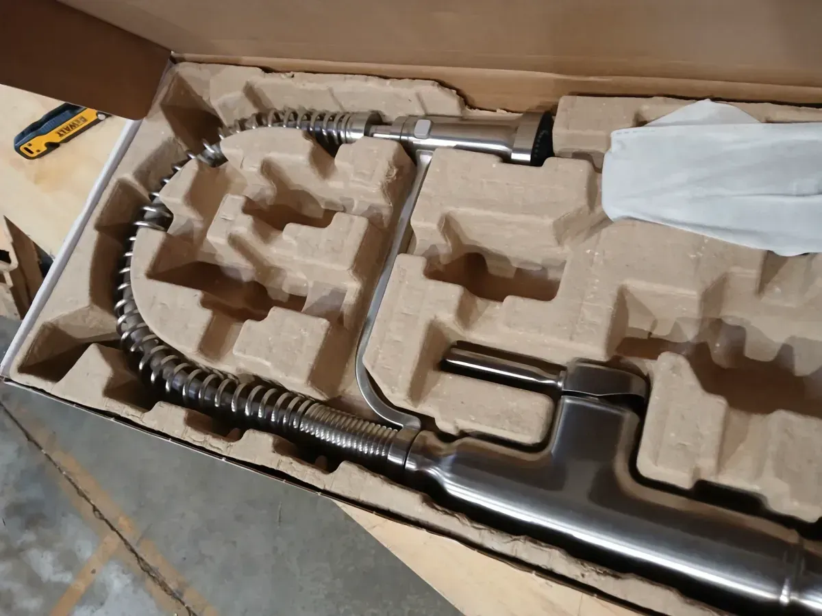 Sous Pro-Style Single Handle Pull Down Sprayer Kitchen Faucet in Vibrant Stainless Steel - image 5