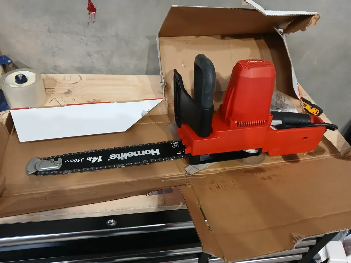 Homelite 9 amp electric chain saw (14 in. 9 Amp Electric Chainsaw) - image 4