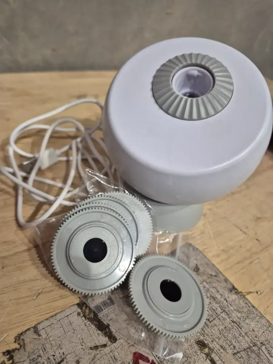 USB Powered HD Lens Planetarium Integrated LED Night Light Bulb Projector with 6-Changeable Slides - image 3