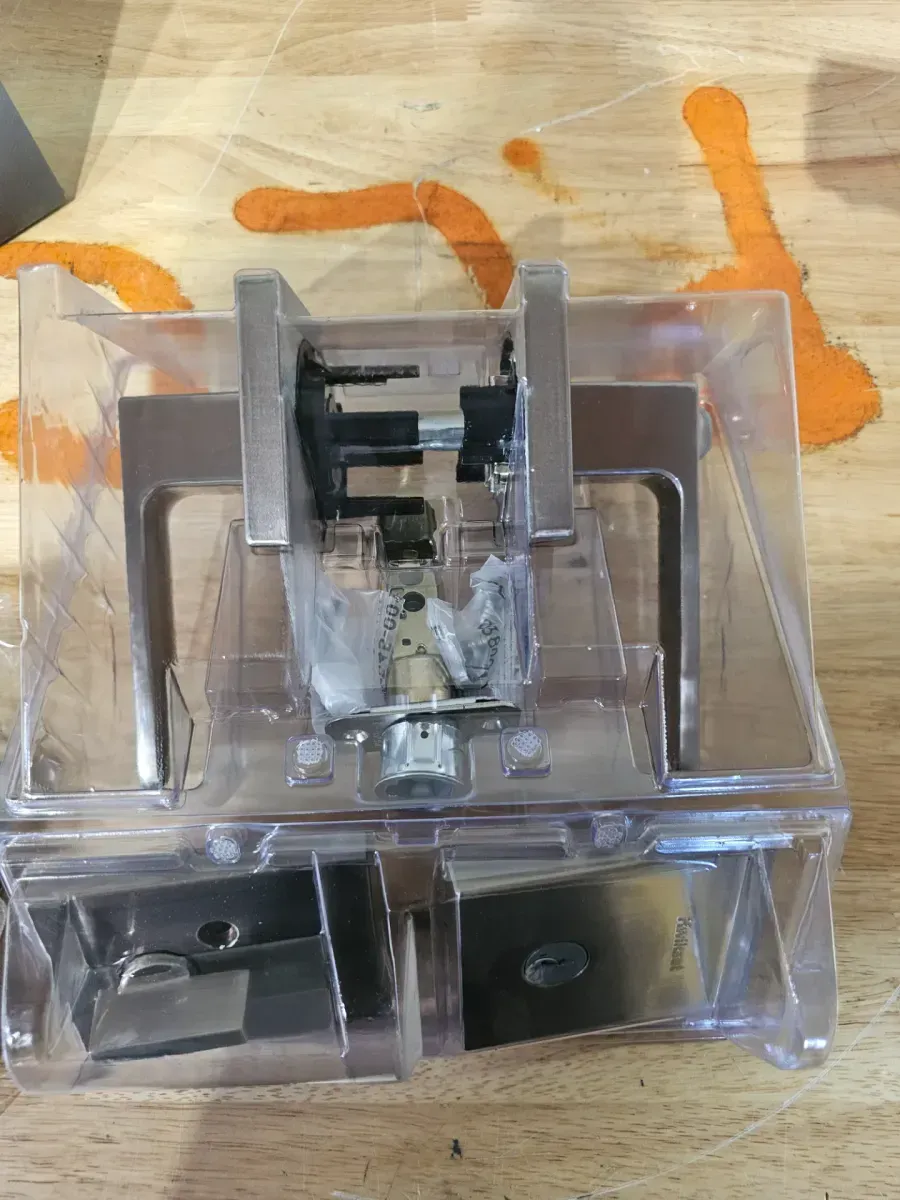 Singapore Keyed Entry Handle and Single Cylinder Deadbolt Combo Pack featuring SmartKey Security in Satin Nickel - image 2