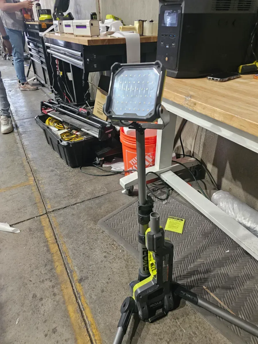 *** No batteries inclued ***  ONE+ 18V Cordless Hybrid LED Tripod Stand Light (Tool Only)  - image 2