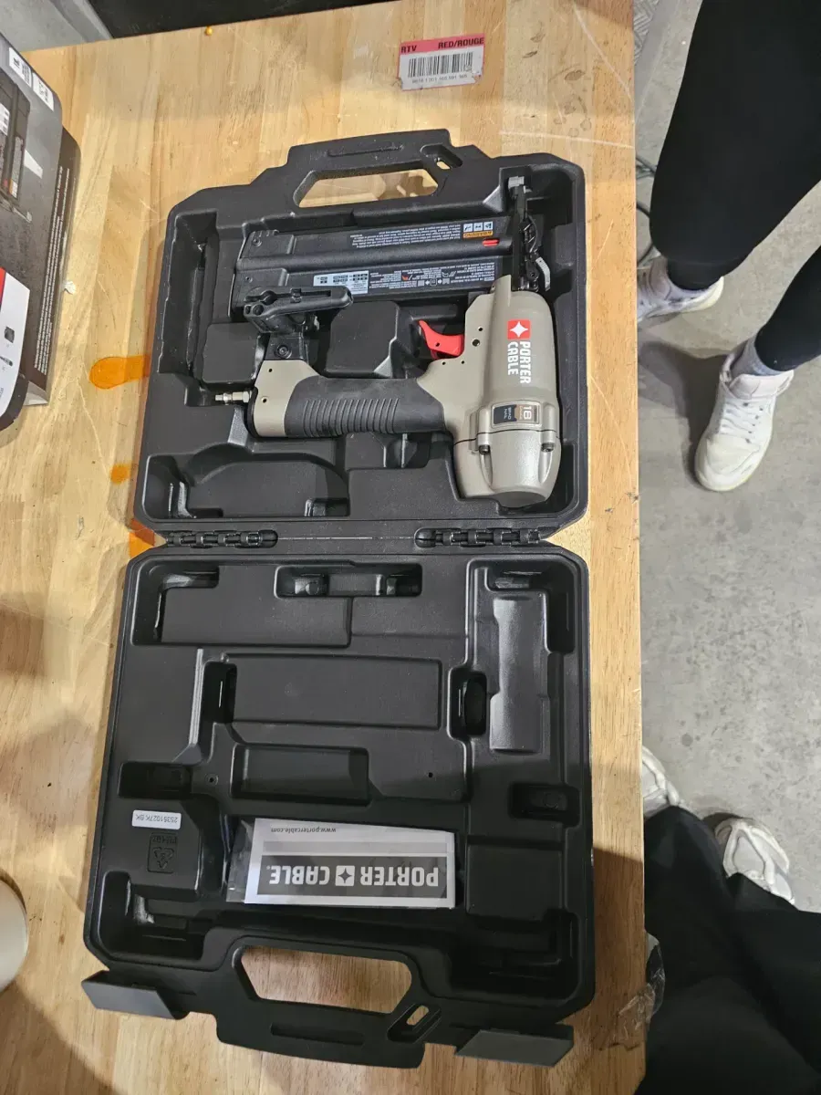 18-Gauge Pneumatic Brad Nailer Kit - image 4