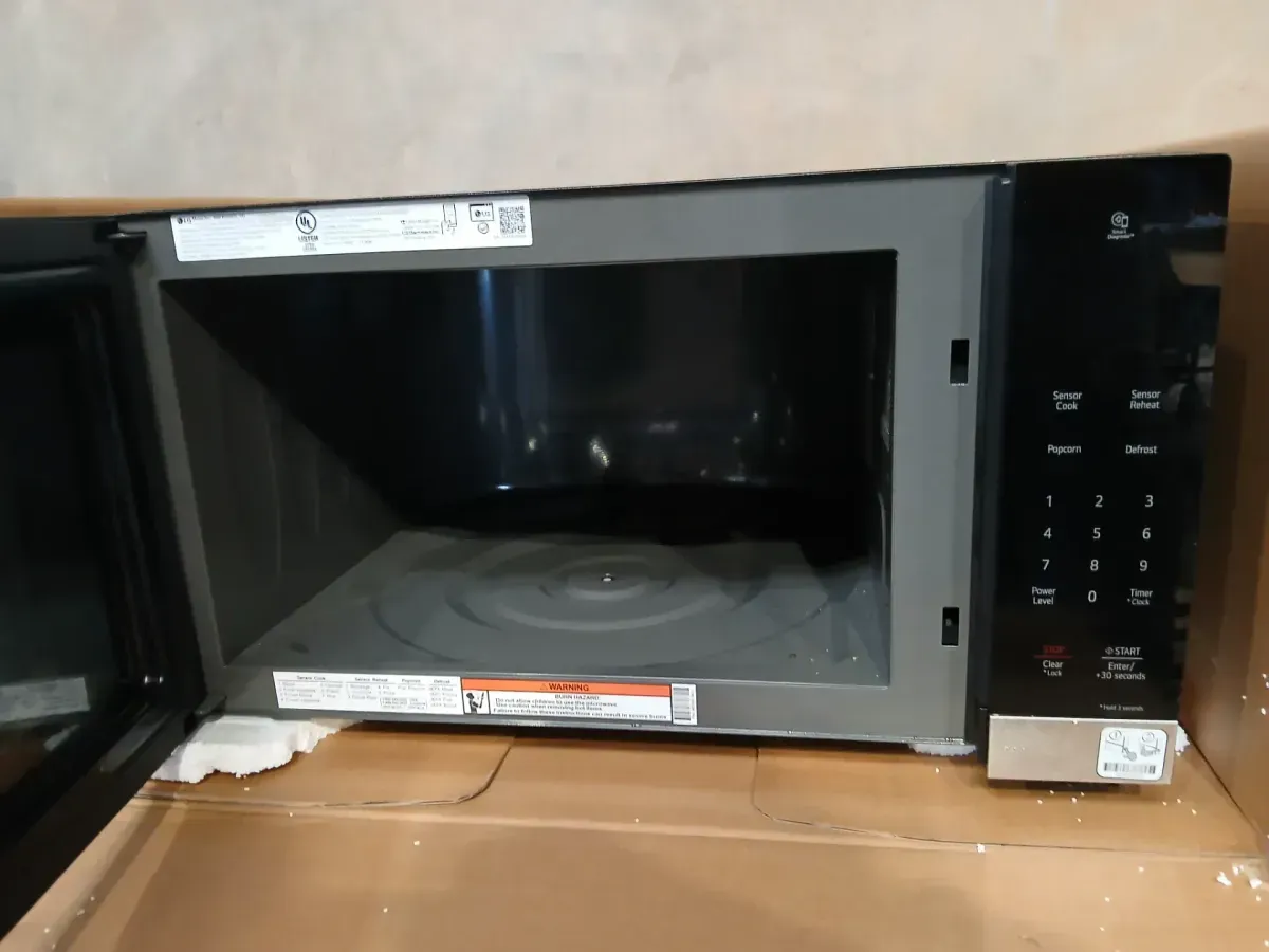 LG NeoChef 2.0 cu. ft. 1200-Watt Countertop Microwave in Stainless Steel with Smart Inverter - image 4